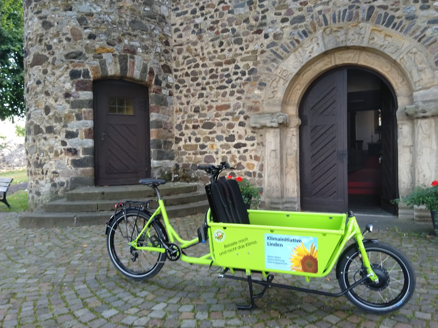Danni vor Kirche