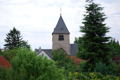Kirchturm_ueber_Baeumen.jpg